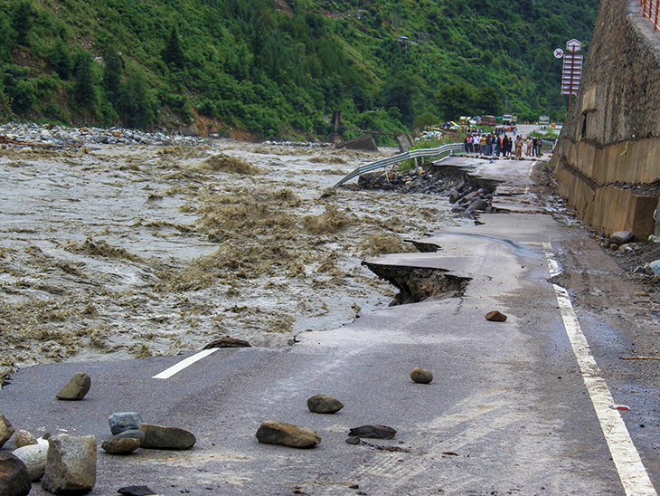 उत्तराखंड के धराली में बादल फटने से तबाही, हर्षिल घाटी में सैलाब में 4 की मौत, 50 लापता उत्तरकाशी: प्राकृतिक आपदा का कहर 4 1754389524 bhadel 1